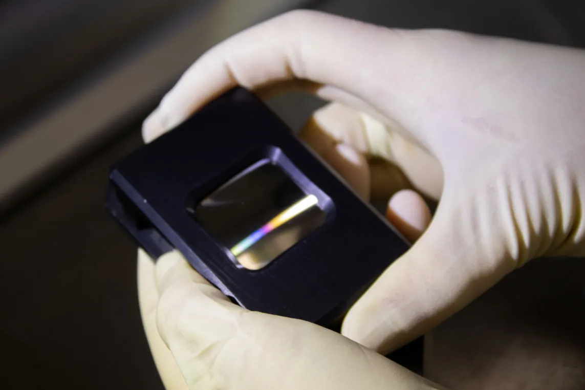 Broadband diffraction grating amos 