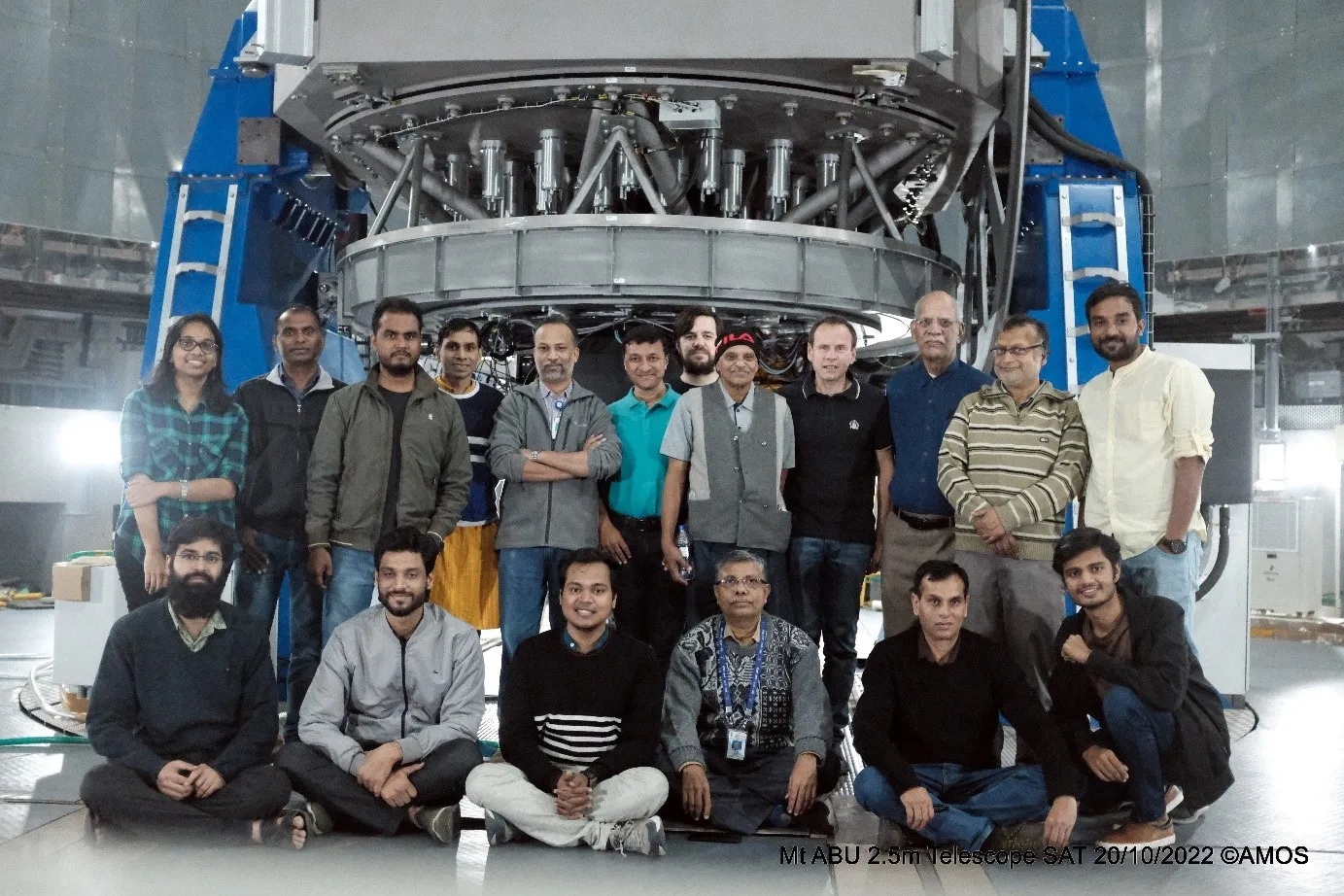 The multi-disciplinary team of AMOS and PRL together in front of the telescope.